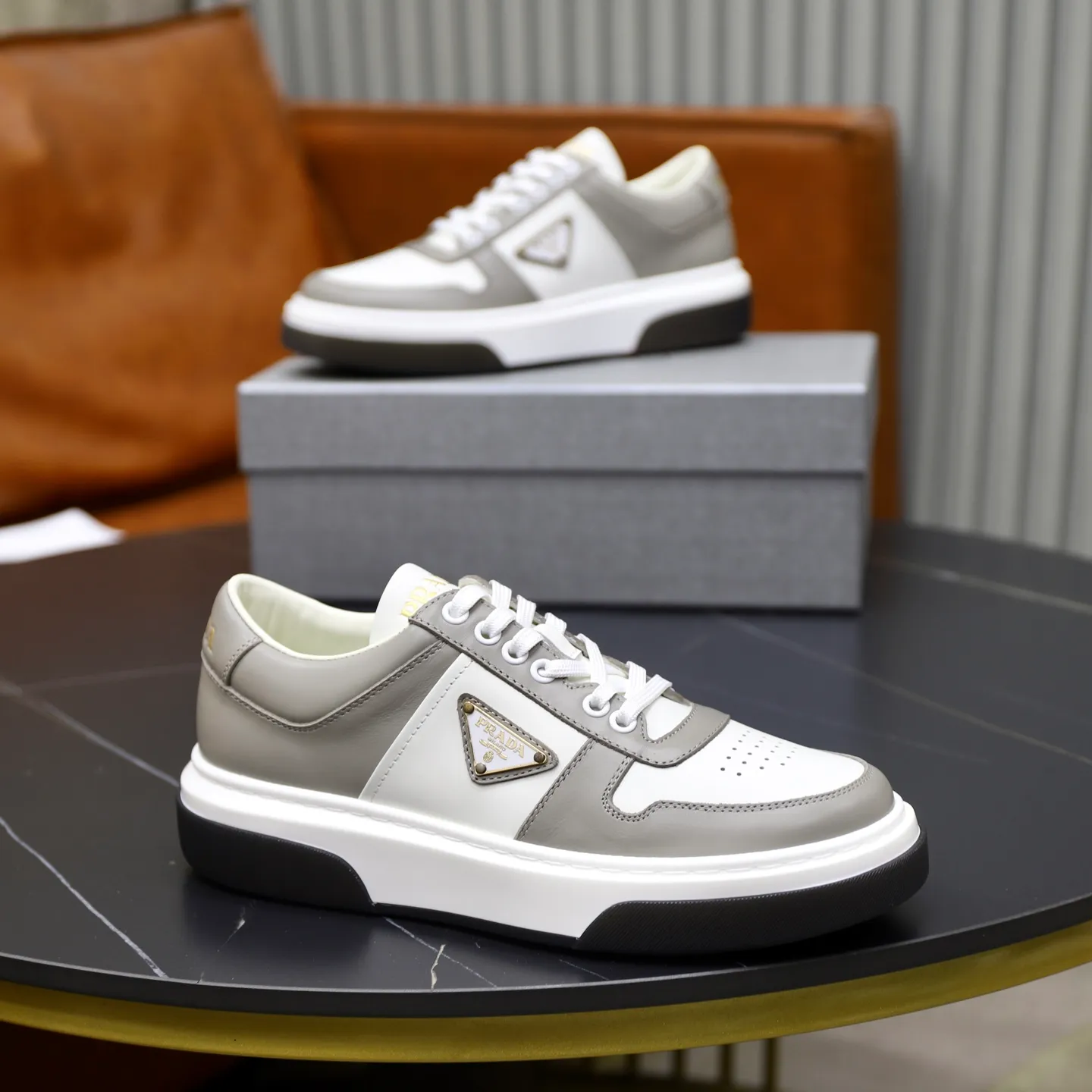 Factory price: 720💰Top original order Brand: PRADA (Prada) Standard code: Men's size 38/44 (45 can be customized) Grade: Same as the official website Material: Original cowhide stitching imported cowhide lining Original combination two-color wear-resistant soft outsole Style category: Leisure and sports version Young fashion European and American trend British style Color: Actual picture color